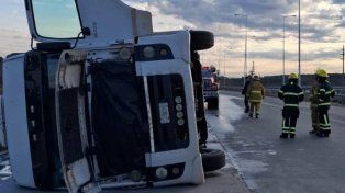 Choque entre dos camiones en la Autovía Artigas: uno volcó pero no hubo heridos