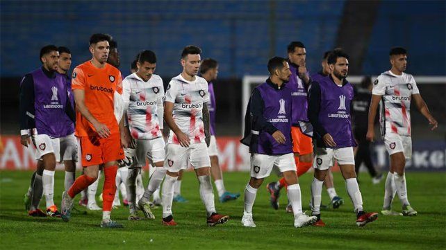 San Lorenzo se quedó sin entrenador y busca entre las alternativas a los ex Newells y Central.