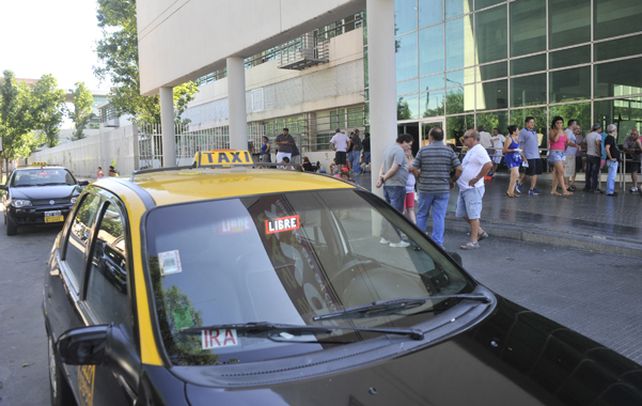 Protesta. Los taxistas rosarinos dejaron de circular ayer a media tarde en repudio a la agresión que sufrió un conductor en Alvear y Juan Canals. (foto: Virginia Benedetto)