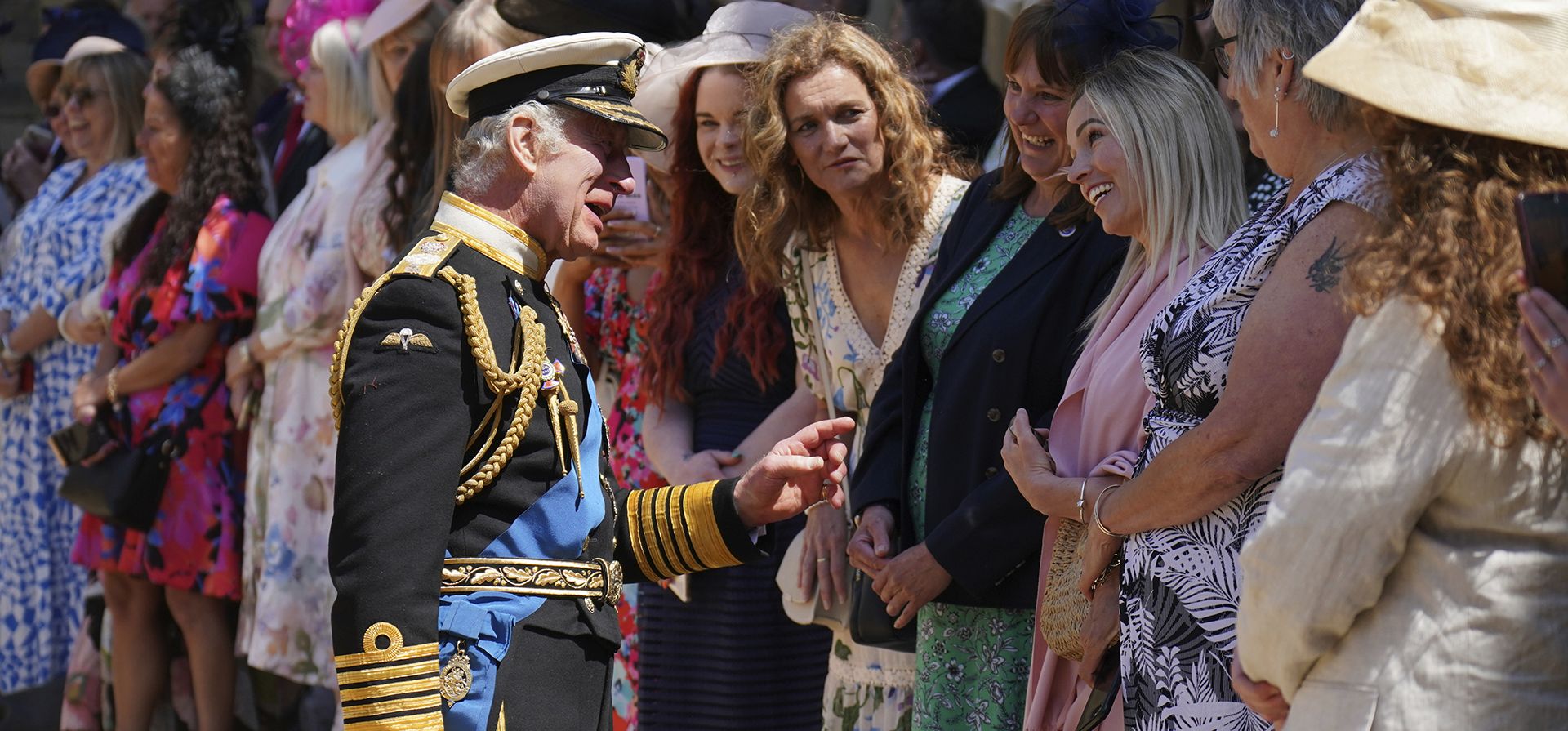 El rey Carlos III de Gran Bretaña habla con los invitados después de presentar la Real Orden Victoriana al personal de la Marina Real por su participación en el cortejo fúnebre de la reina Isabel II en el Castillo de Windsor, Windsor, Inglaterra, el martes 30 de mayo de 2023. (Jonathan Brady/Pool vía AP) El rey Carlos III de Gran Bretaña habla con los invitados después de presentar la Real Orden Victoriana al personal de la Marina Real por su participación en el cortejo fúnebre de la reina Isabel II en el Castillo de Windsor, Windsor, Inglaterra, el martes 30 de mayo de 2023. (Jonathan Brady/Pool vía AP)