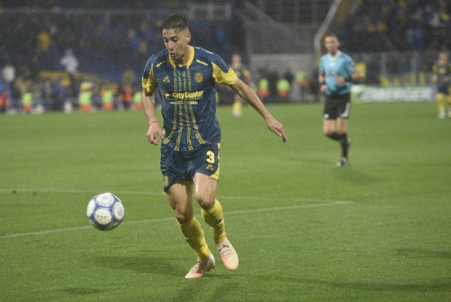 Agustín Sández ya cumplió la fecha de suspensión y podrá regresar a la titularidad si Almirón así lo dispone.