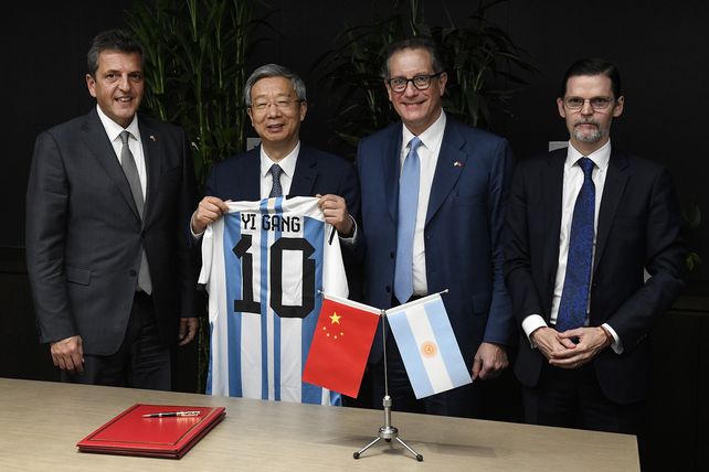 En China, funcionario levanta la camiseta de la Selección Argentina en el viaje de Sergio Massa en búsqueda de inversiones y swaps. 