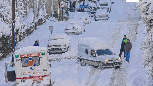 Bariloche. El tránsito vehicular por las calles de la ciudad está complicado por la nieve acumulada.