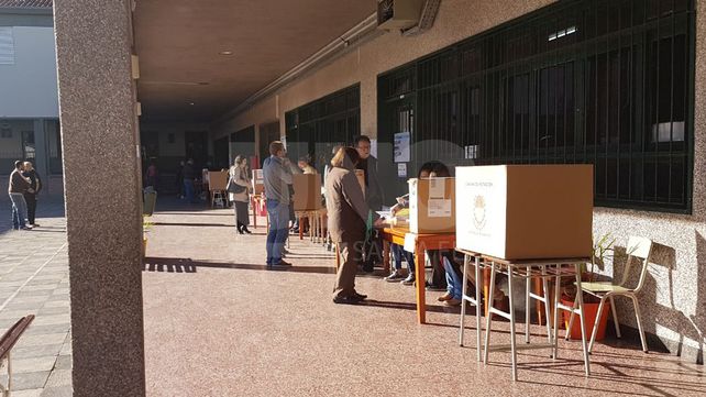 En un domingo soleado, los primeros santafesinos concurren a las urnas