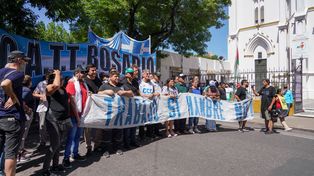 La CCC y la Catt ya están congregados en la Iglesia de San Cayetano, listos para marchar hacia Plaza 25 de Mayo en contra de la reforma laboral