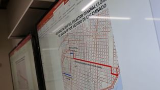 Autoridades de Assa explicaron a los concejales la inédita obra de cloaca que harán en bulevar.