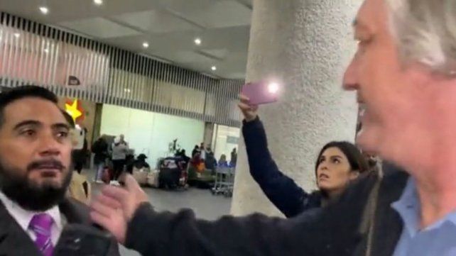 Norberto Scoponi se cruzó con un hincha en el aeropuerto que le hizo algunos cuestionamientos al Tata Martino. (Imagen de video)