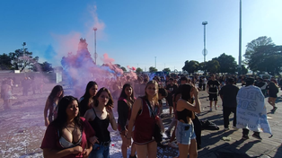 Fin de clases: ruidoso y colorido festejo en el Monumento a la Bandera