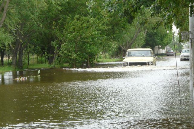 Desbordó el canal de Maciel por el agua que llega de los campos