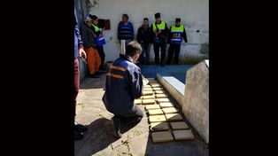 Allanaron una casa abandonada y encontraron drogas en Villa Almendral