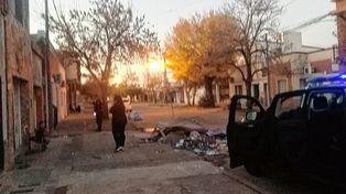 Los hermanitos estaban comiendo de la basura cuando acudió la policía