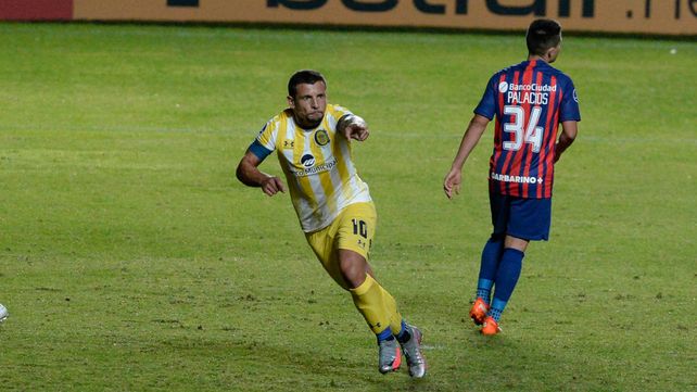 Emiliano Vecchio celebra el gol del triunfo en el Nuevo Gasómetro