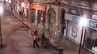 Todo filmado: detienen a un hombre por robo y a otro por asalto con arma blanca