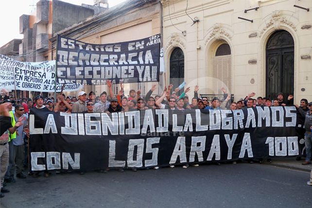 Manifestantes de Uocra se manifiestan frente a Casa de Gobierno