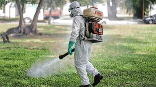 Trabajos de fumigación en la ciudad de Santa Fe