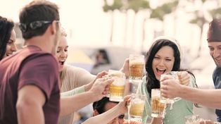 Un estudio revela cuántos litros de cerveza consumen los argentinos en promedio durante un año