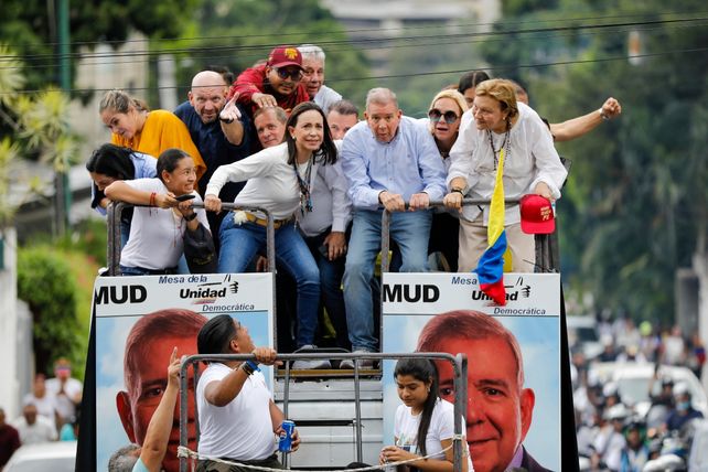 Corina Machado y Urrutia al frente de la manifestación de protesta que este martes encabezaron en el centro de Caracas.