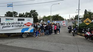 Los trabajadores de la planta de Dow en Puerto San Martín reclaman por sus puestos de trabajo.