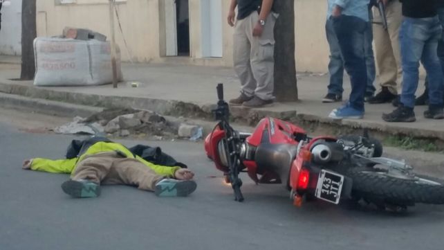 El joven tendido en plena calle tras el enfrentamiento. 