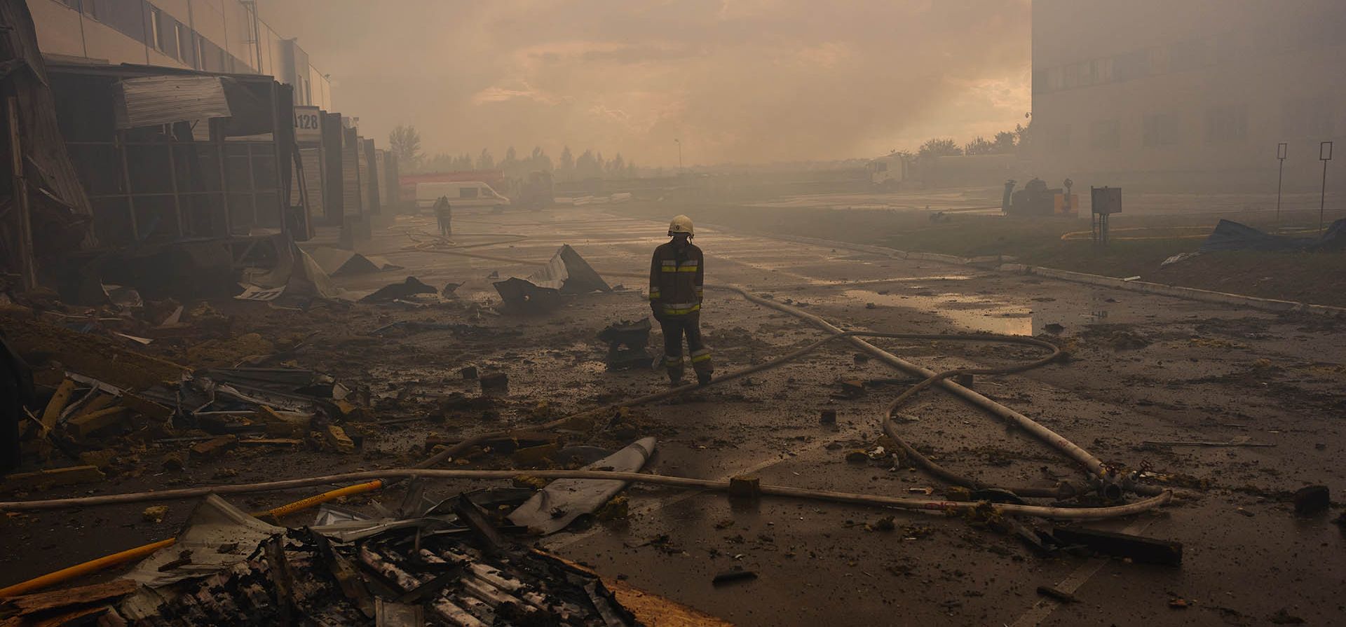 Un bombero camina entre los escombros de un almacén farmacéutico destruido tras los ataques con drones rusos en las afueras de Kiev, Ucrania, el jueves 3 de septiembre de 2026. (Foto AP/Francisco Seco)