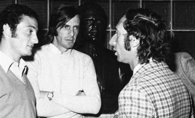 Tomate Pena es el ocasional testigo del encuentro entre César Luis Menotti y Carlos Bilardo, en la AFA durante el cierre del libro de pases en 1973.