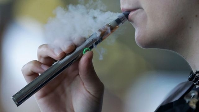 Vapeo. Entre los 13 y los 15 años se observan muchos casos de chicos que incursionan en el hábito de la inhalación.