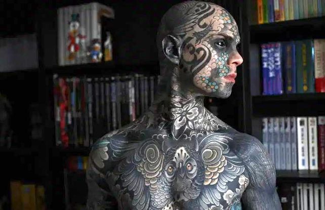 Suspenden a un docente por tener demasiados tatuajes: Freaky Hoody, un maestro particular