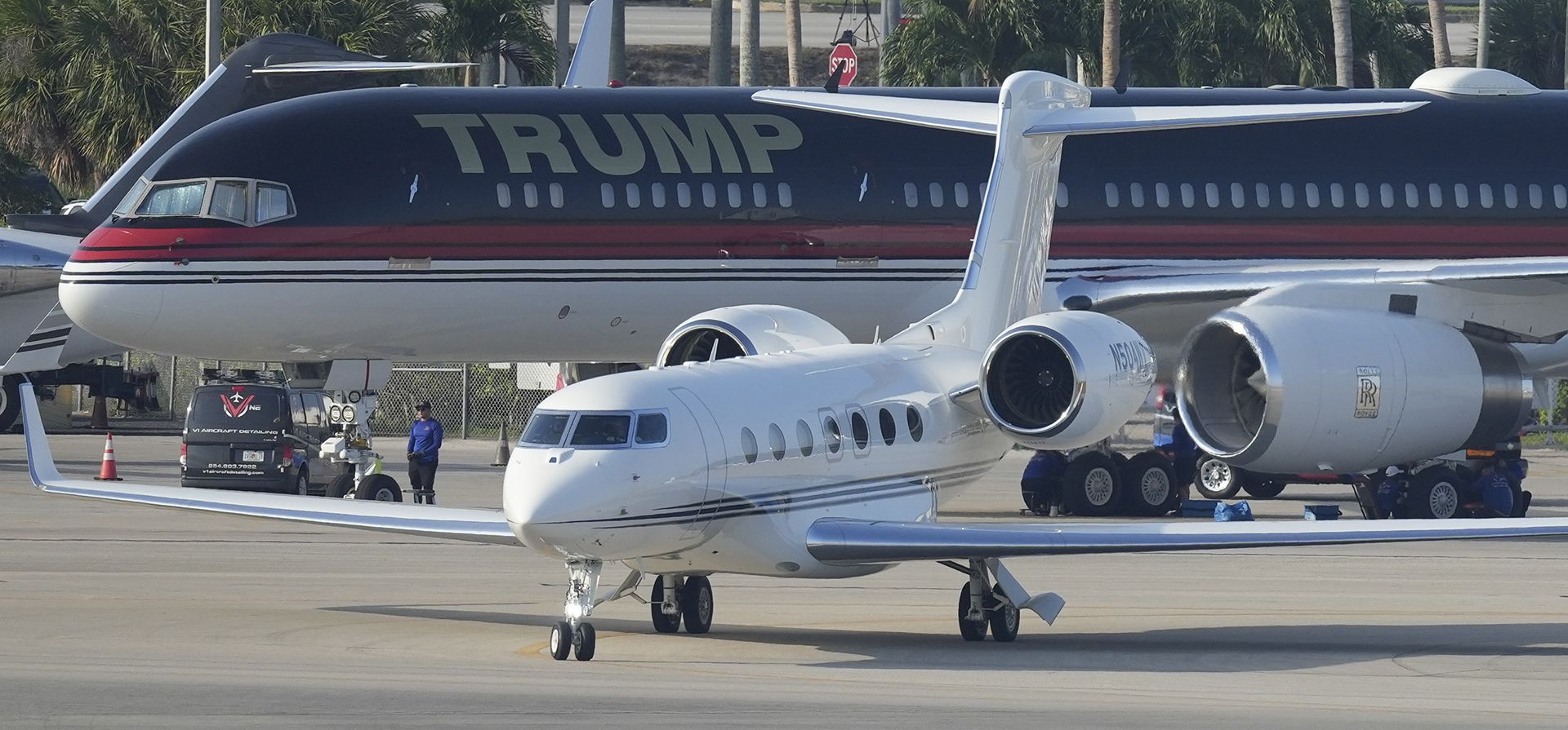 Una avioneta pasa junto al avión privado del expresidente Donald Trump mientras está estacionado en la pista del Aeropuerto Internacional de Palm Beach, el lunes 3 de abril de 2023, en West Palm Beach, Florida. Se esperaba que Trump viajara más tarde a la Ciudad de Nueva York para su lectura de cargos después de ser acusado por un gran jurado de Manhattan. (Foto AP/Rebecca Blackwell)