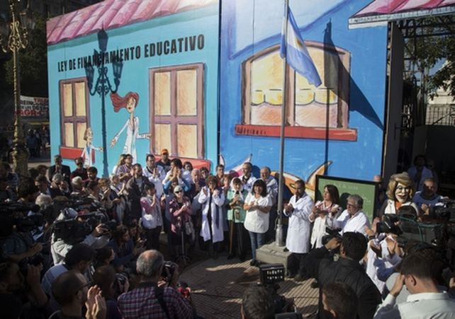 enseñan a luchar. La Escuela itinerante que los maestros levantaron en la Plaza Congreso