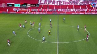 El off side mal cobrado a Pablo Sabbag. El colombiano estaba plenamente habilitado y pudo marcar el empate de Newells. En la imagen de TV se ve claramente el cabezazo hacia atrás de Villalba.
