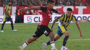 Jorge Recalde trata de superar al Coyote Rodríguez. El paraguayo no termina de asentarse de nueve en el equipo de Newells.