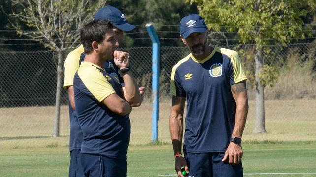 El cuerpo técnico de Central trabaja mientras analiza qué equipo poner en cancha.