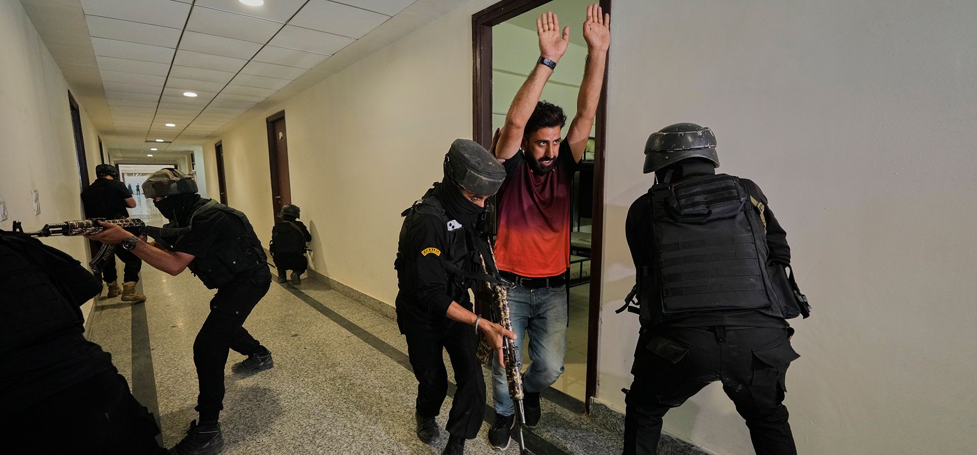 Personal del Grupo de Operaciones Especiales (SOG) de Jammu y Cachemira participa en un simulacro de seguridad previo a la peregrinación hindú anual al santuario de la cueva de Amarnath en Srinagar, Cachemira controlada por la India, el martes 30 de junio de 2026. (Foto AP / Mukhtar Khan) Personal del Grupo de Operaciones Especiales (SOG) de Jammu y Cachemira participa en un simulacro de seguridad previo a la peregrinación hindú anual al santuario de la cueva de Amarnath en Srinagar, Cachemira controlada por la India, el martes 30 de junio de 2026. (Foto AP / Mukhtar Khan)
