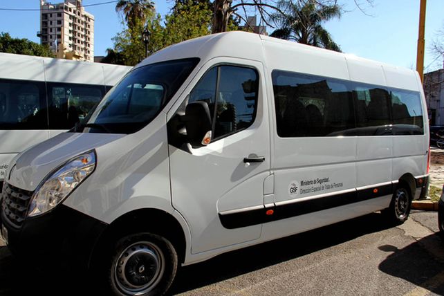 El gobierno incorporó 9 minibuses para la Policía de la provincia