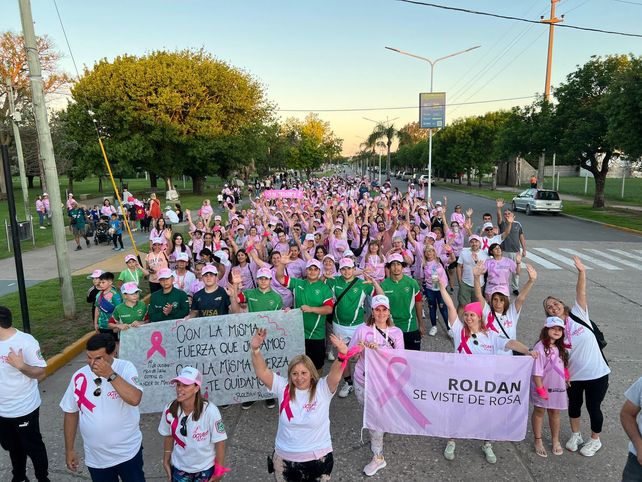La multitudinaria caminata fue la actividad principal de la jornada donde también hubo clases de zumba