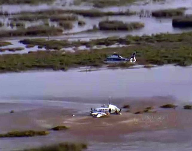 Un helicóptero de rescate llega a la zona donde cayó el avión.