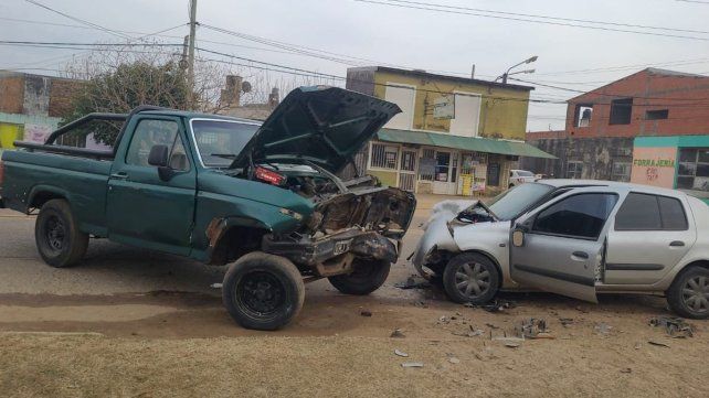 Concordia: joven sufrió heridas graves al chocar una camioneta estacionada