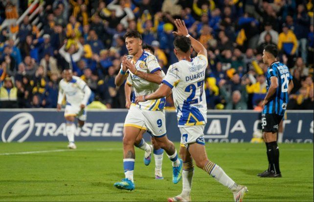Veliz acaba de convertir de cabeza tras el centro preciso de Campaz. Fue el gol que puso en ventaja a Central.