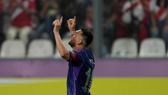 Messi venía de ser suplente en el partido contra Paraguay pero en Perú estuvo desde el arranque.