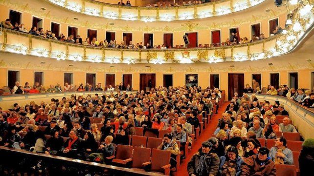 Controversia en el Teatro 3 de Febrero: funciones suspendidas por irregularidades.