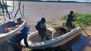 Buscan al joven que se cayó al río Colastiné desde una piragua