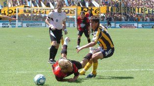 Gastón Machín cae por la infracción de Paglialunga y Baldassi sancionará el penal. Newells ganó 1 a 0.