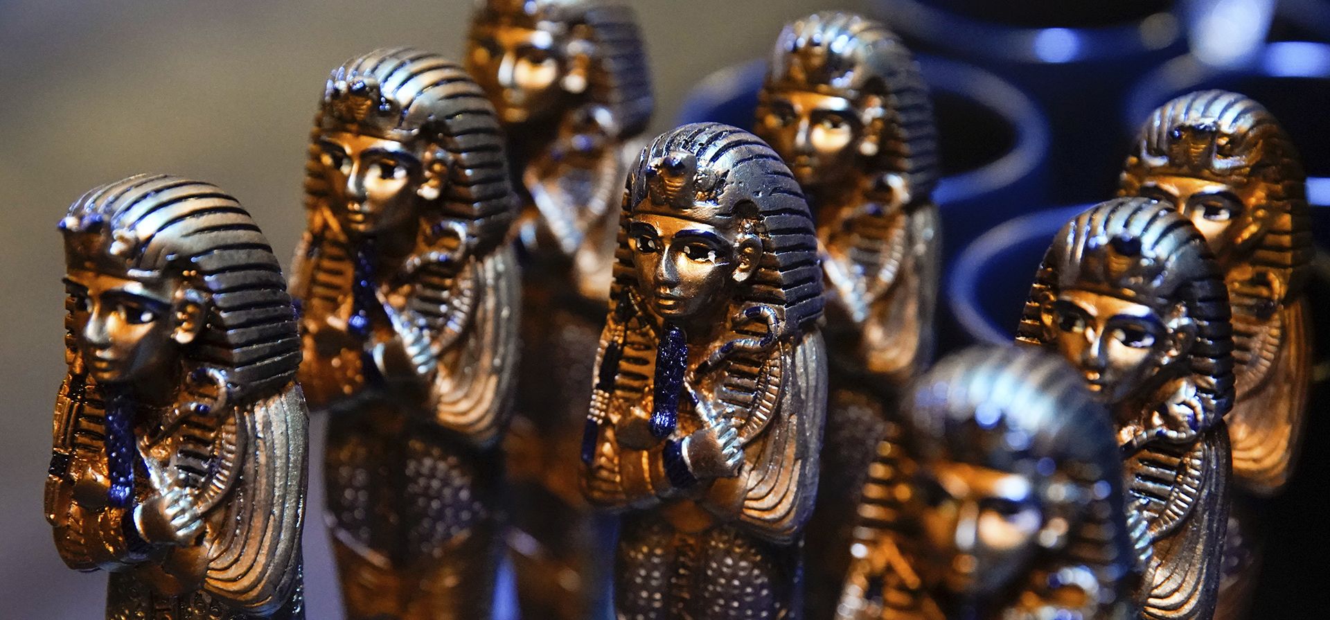 Pequeñas réplicas del sarcófago del rey Tutankamón se exhiben a la venta en la tienda de regalos Beyond King Tut Immersive Experience, el jueves 27 de octubre de 2022, en Nueva York. La exposición se abrirá al público el viernes, en conmemoración del centenario del descubrimiento de la tumba del rey Tutankamón el 4 de noviembre de 1922.