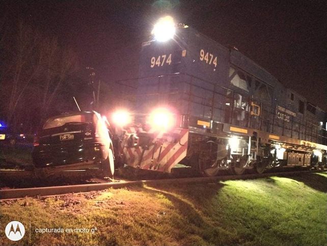 Vivir para contarla. El coche fue arrastrado por la formación ferroviaria de carga