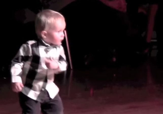 Un niño rockero revoluciona la web con un baile al mejor estilo Elvis Presley