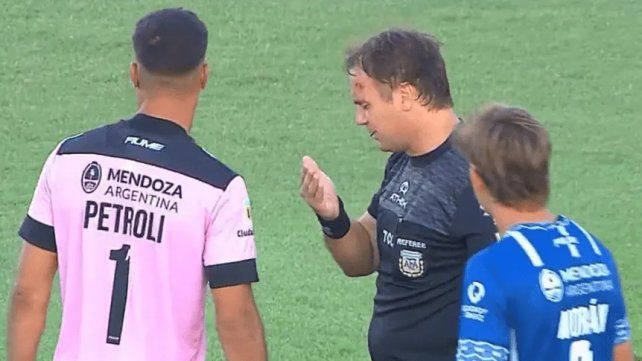 El asistente rosarino Diego Martín recibió un proyectil y se suspendió el partido entre Godoy Cruz y Talleres.