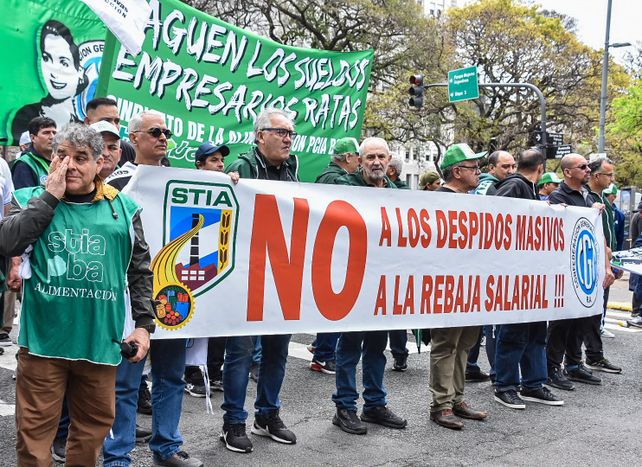 El secretario general de la CGT de Rosario estuvo presente en la movilización que llegó hasta la Secretaría de Industria.