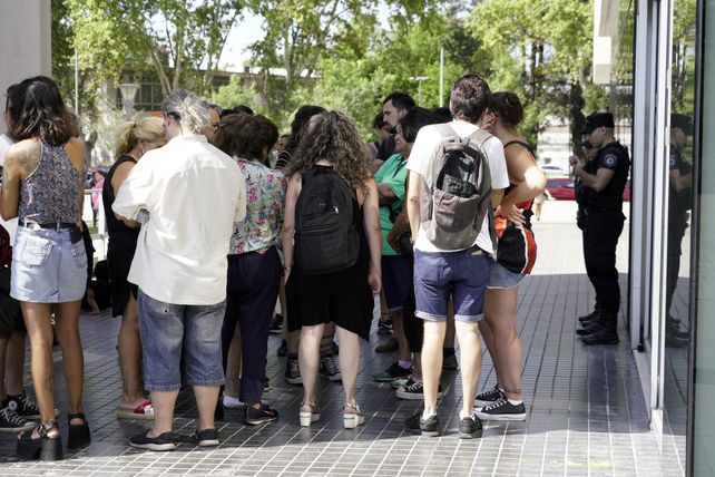 Los manifestantes que habían sido detenidos fueron acompañados por organizaciones políticas
