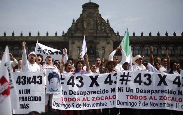marcha conmovedora. Familiares y compañeros de los jóvenes se manifestaron ayer en Ciudad de México.