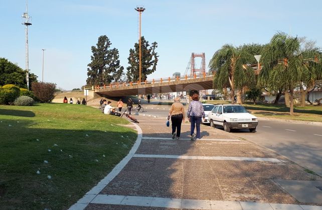 [Galería de fotos] Alta circulación de la población en espacios públicos este sábado